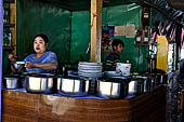 Myanmar - Kyaikhtiyo, food sellers 